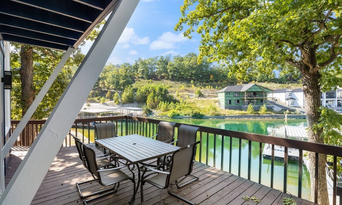 Lake Ozark Condo | Walk to The Strip! Great Cove Water for Lake Fun