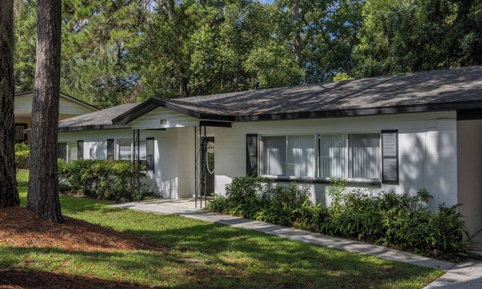 Gainesville House | Walk to the UF football stadium from this spacious 4BR/2BA home that sleeps 14!