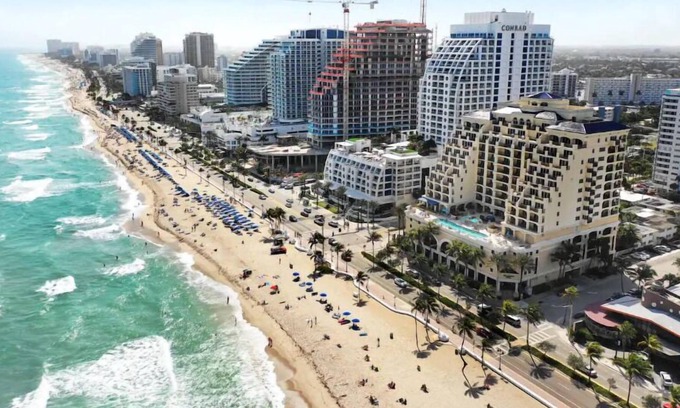 Middle River Terrace House | Walk to Wilton Drive! King Bed, Parking, Ac, Bikes