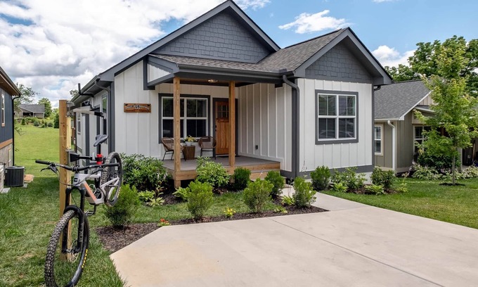 Brevard House | Walkable Downtown 5BR - Hot Tub + Resort Access