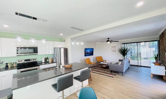 South Scottsdale House | Walkable OTS Mid Century Condo-Pool
