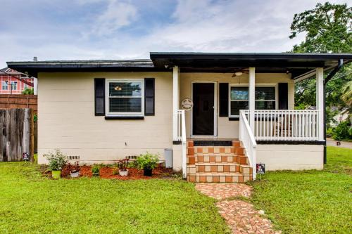 Griffin Heights House | Walkable to FSU Campus Cozy Retreat with Deck!