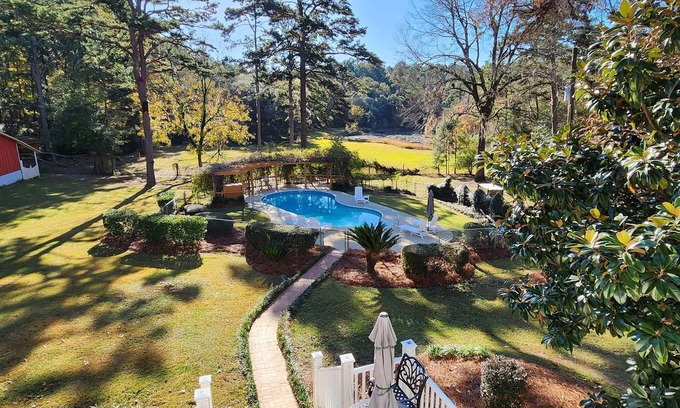 Tallahassee House | Walkabout on 9 Parklike Acres | Reunions and Gatherings | Weddings