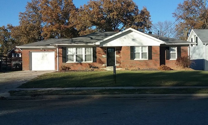 Breese House | Walking distance to Breese Legion and Main st