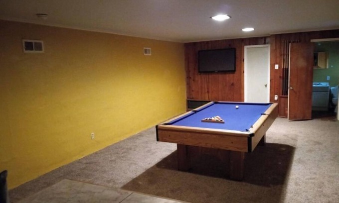 Whitehaven House | Walking Distance To Elvis Presley Mansion !