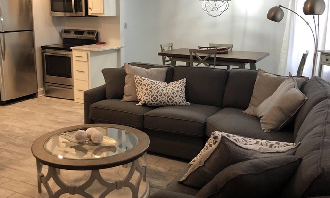 Oxford Condo | Walking distance to stadiums! Perfect for Parents Weekend!