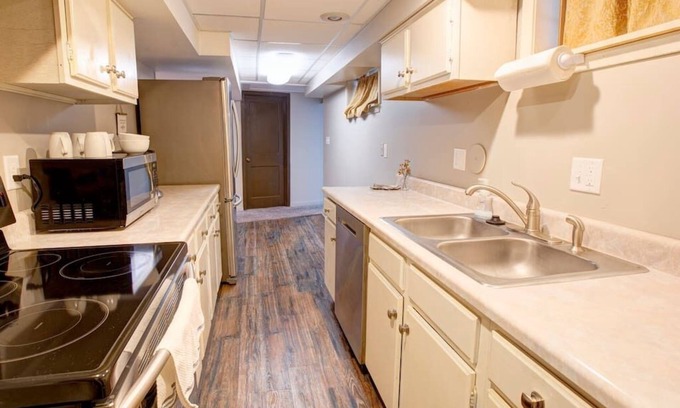 Lincoln Apartment | Walkout Basement Near Country Club!