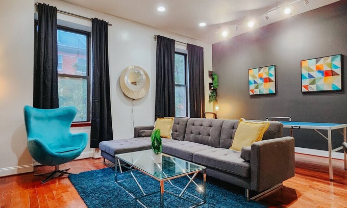 Gayborhood Apartment | Walnut Premium/King Bed/65" TV/Ping-Pong