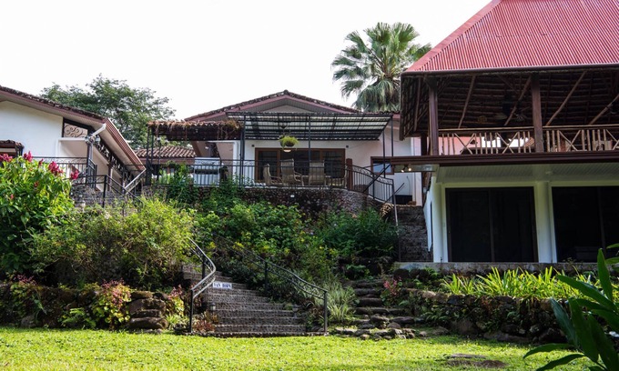 Dolega House | Wanakaset Forest Exceptional river front estate w/pool, btw Boquete & David