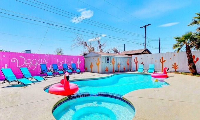 Las Vegas Villa | Want to visit Las Vegas without breaking the bank? We have exactly what you're looking for and more