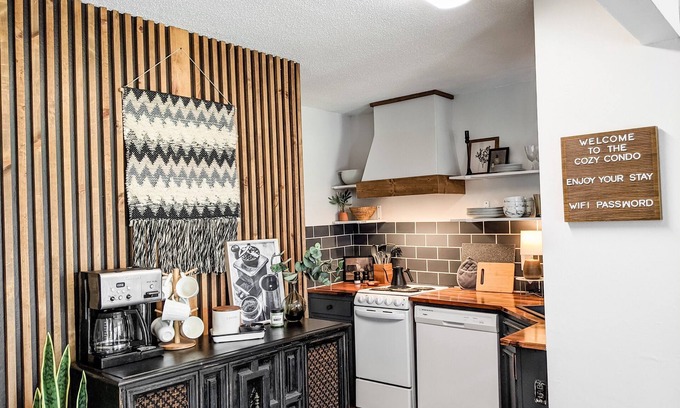 Daphne Apartment | Warm and Cozy Condo with Peaceful Golf Course Views