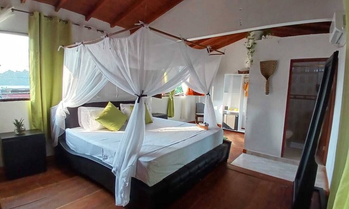 Nuqui House | Warm and Family Accommodation. Ideal for Couples and Families. 2 min Beach.