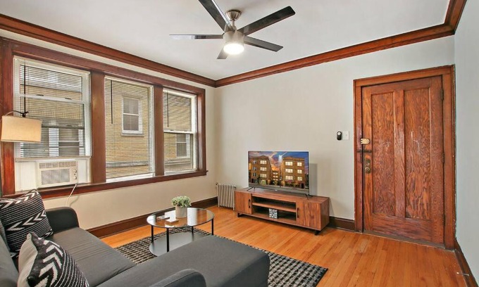 East Albany Park Apartment | Warm & Inviting 2BR Apartment - Fullerton 1B