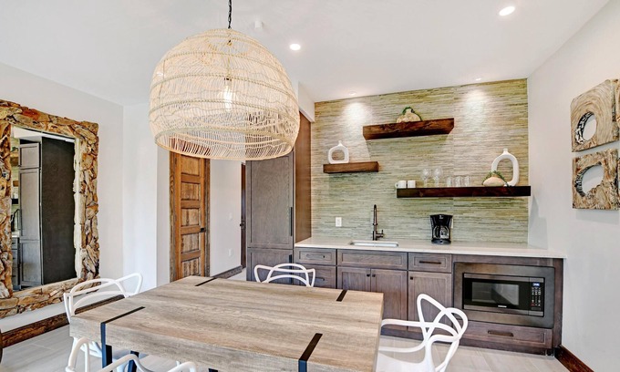 Holmes Beach Resort | WARM SALTY BREEZES FRESH FROM THE SEA in These One Bedroom Suites at Bali Hai