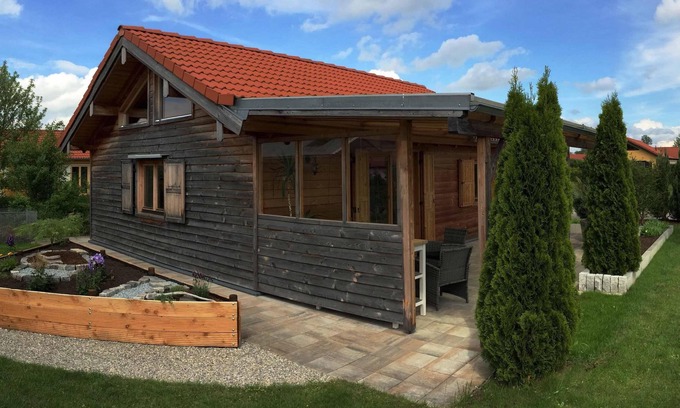 Dachau District House | Warmly decorated wooden house in the countryside near the lake