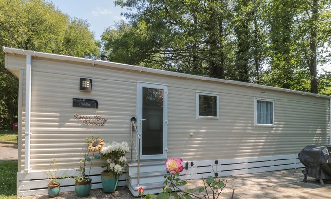 New Forest District Cabin | WARREN PARK 45, family friendly, with pool in Downton, Hampshire