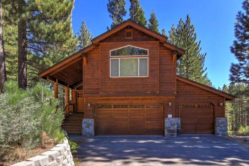 Country Club Estates House | Washoe Wanderlust - Game Rm w Pool Table - Foosball