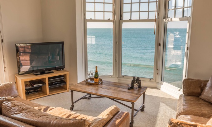 Totland Bay Apartment | Water's Edge Apartment, luxury, 3 bed, sleeps 6