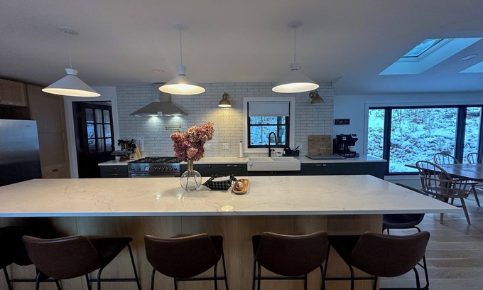 Georges Mills House | Water View 4br, 1 min to Lake Sunapee, w/Hot Tub!