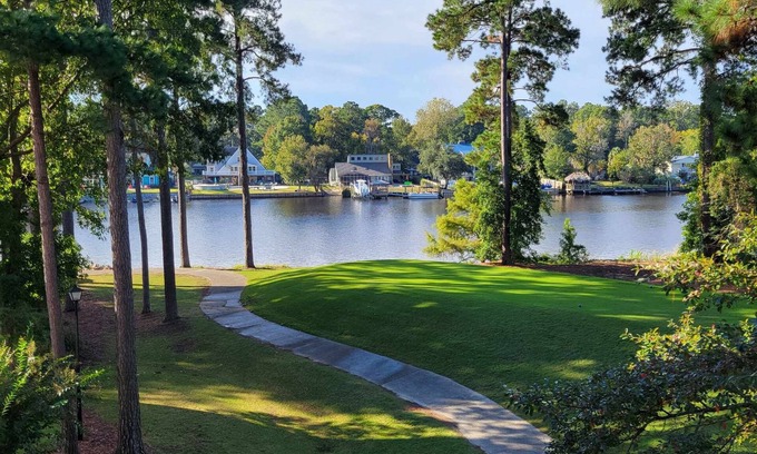 Myrtle Beach Condo | Water View! Serene Myrtle Beach Condo & Breathtaking View, King Suite, 3 Pools