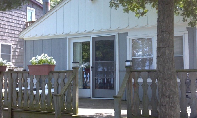 Sturgeon Bay Cottage | Waterfront 2 b.r. Bay View Cottage/sunsets/wineries/lighthouses/beaches/fishing
