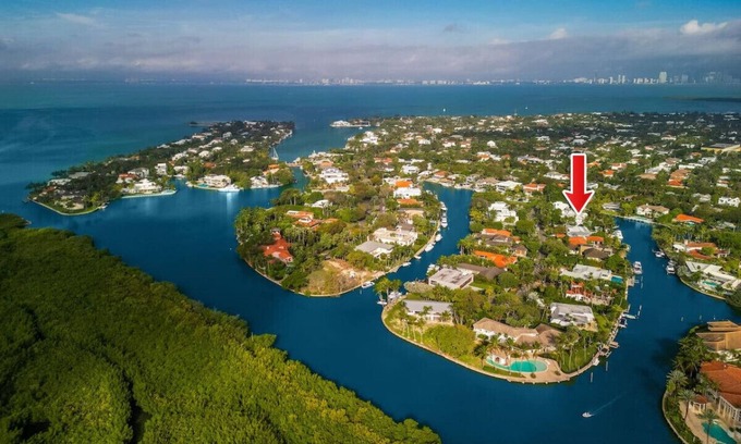 Key Biscayne Villa | Waterfront 6BR House with Private Dock and Heated Pool