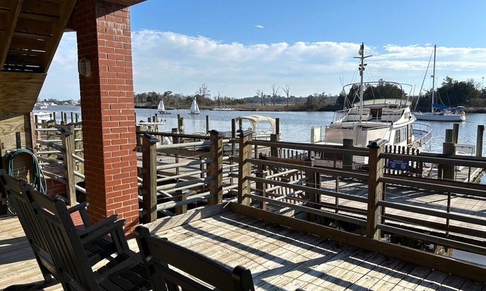 Georgetown Apartment | Waterfront and boardwalk 2-bedroom, 1- bath apartment in Historic Georgetown, SC