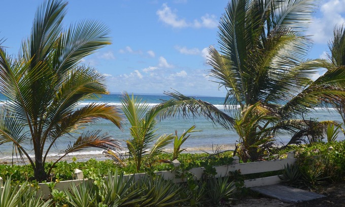 Grande-Terre Apartment | WATERFRONT APARTMENT ON THE SAND CRYSTAL BEACH