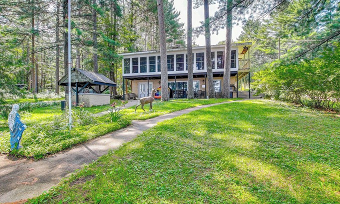 Krakow House | Waterfront Berry Lake Getaway w/Sunroom!