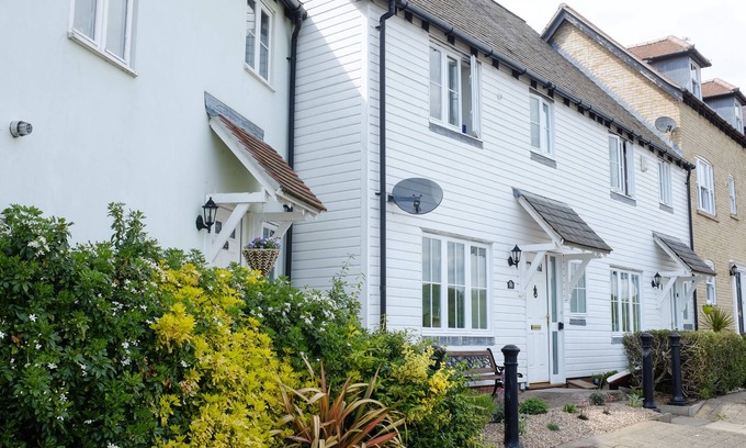 Rowhedge Cottage | Waterfront Cottage in the lovely village of Rowhedge, near Mersea Island