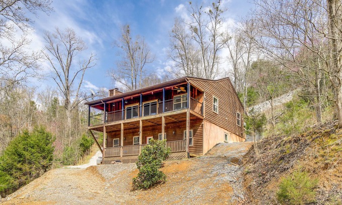 Dandridge Cabin | Waterfront Dandridge Cabin, 24 Mi to Pigeon Forge!