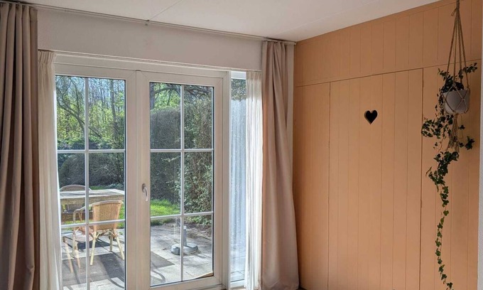 Eernewoude House | Waterfront holiday home with in green area Alde Feanen nature park