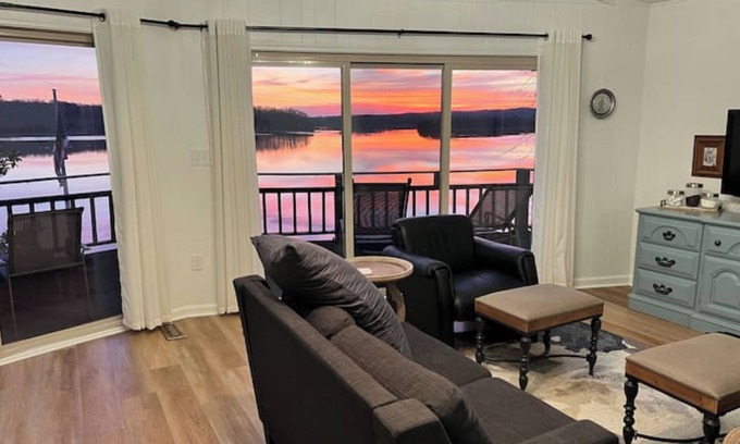 Cadiz House | Waterfront Home with stunning views - 6 Bed/4.5 Baths - With Dock