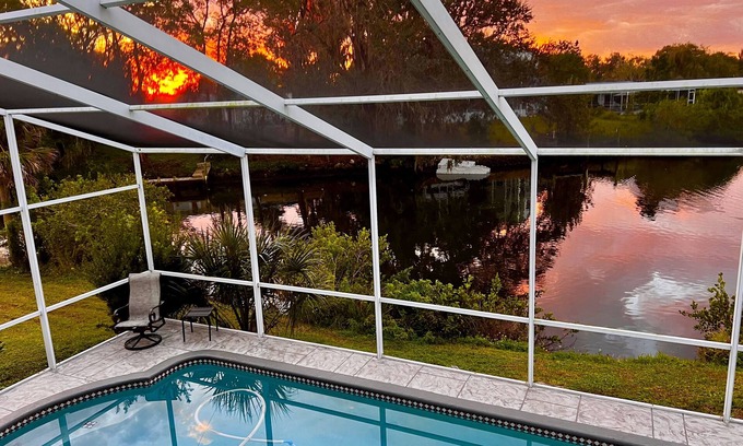 Bayshore Gardens House | Waterfront/Kayak with Manatees/Heated Pool/Bikes/Firepit/Fish/close to Beaches