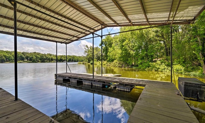 Cadiz House | Waterfront Lake Barkley Home with Deck and Fire Pit!