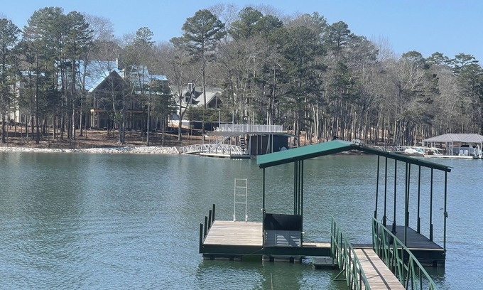 Reed Creek Cottage | Waterfront Lake Hartwell High-End RENOVATED Cottage - 3/1 w/amazing DEEP WATER