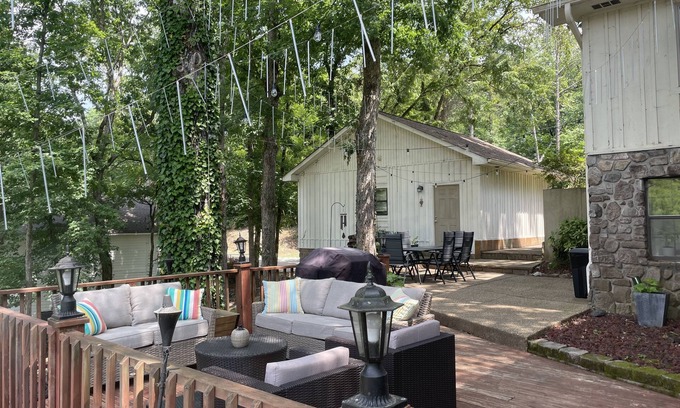 Piney House | Waterfront lake house on Lake Hamilton. Relax in style in our beautiful home.