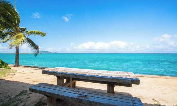 Lanikai House | Waterfront Lanikai Beach Compound