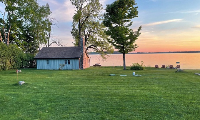 Sturgeon Bay Cottage | Waterfront Log Cabin | Sunset Views, Fire Pit, Screened Porch