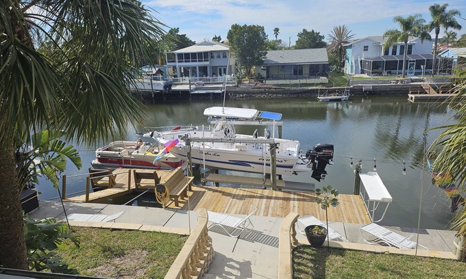 Spring Hill House | Waterfront Paradise ☼ Paddle to Gulf ☼ Resistance Swimming Spa