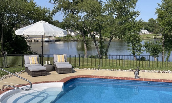 Secretary House | Waterfront, Private Saltwater Pool & Dock, Near Cambridge, Sleeps 10, Kayaks