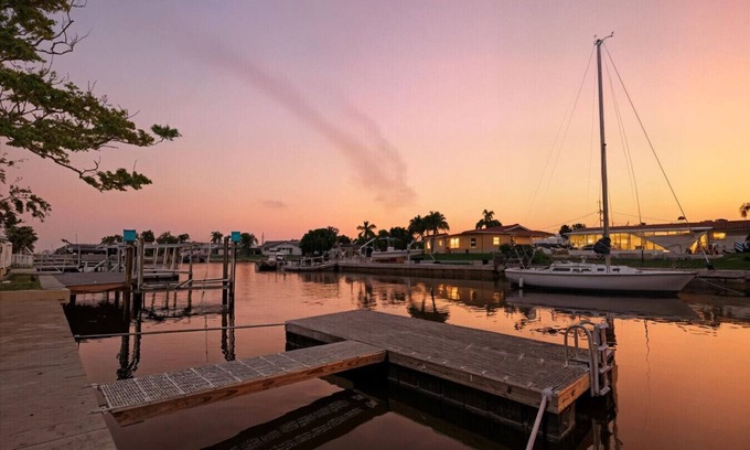 Flor-a-mar House | Waterfront Retreat W/Floating Dock & Kayaks