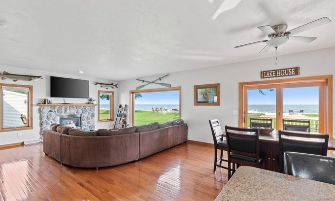 Green Bay House | Waterfront Retreat- 15 minutes from Lambeau field, easy access to Door County!