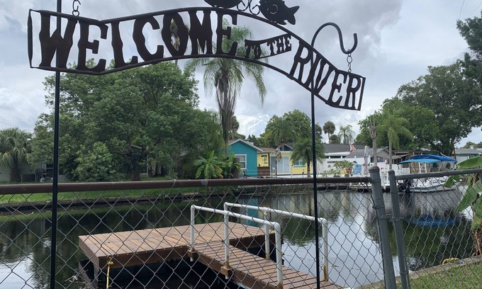 Tropic Shores House | 🛶🛥️WATERFRONT RIVER HOME FREE KYACKS! GULF ACCESS, FLOATING DOCK PETS WELCOME🐩🐈