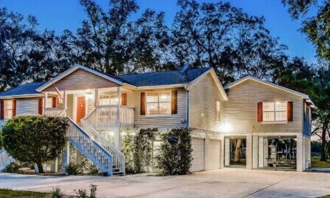 Palatka House | WATERFRONT, Sleeps 16,2 Docks, POOL,fire pit, FREE Boats/Wedding VENUE
