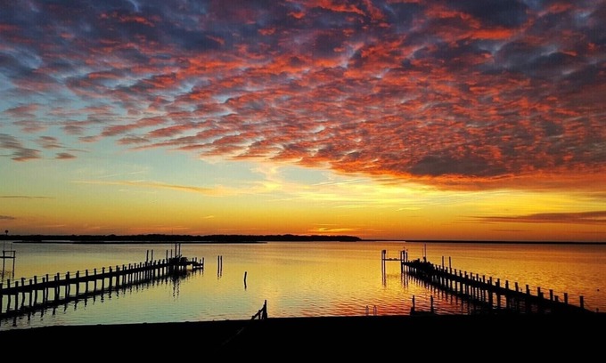 Colington House | Waterfront Soundfront, Fenced for Dogs 🐶, Kayak, Bikes, Beautiful Sunsets