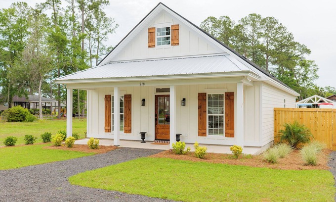 Lake Park House | Waterfront Stay with Boat Ramp, RV Hookup & 4 TVs