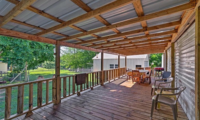 Waterloo House | Waterloo Home with Fire Pit - half Mi to Boat Ramp!