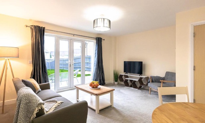 Milton Keynes House | Waterside Lodge by PAY AS U STAY