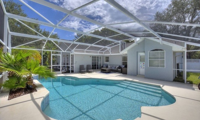 Sunridge Woods Villa | Waterview 3 bed in Sunridge Woods